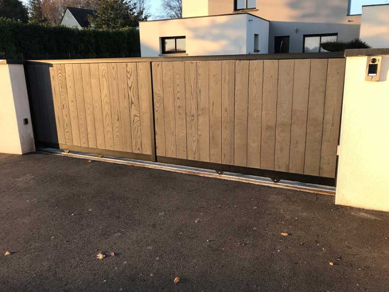Portail et portillon Clohéac assurant la sécurisation des accès extérieurs