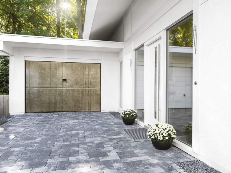 Porte de garage motorisée Silvelox pour la fermeture et la sécurisation des accès installée par un professionnel des Sécuristes de France