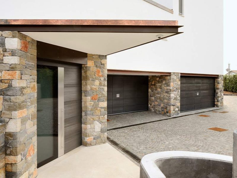 Porte de garage sectionnelle Silvelox pour la fermeture et la sécurisation des accès installée par un professionnel des Sécuristes de France