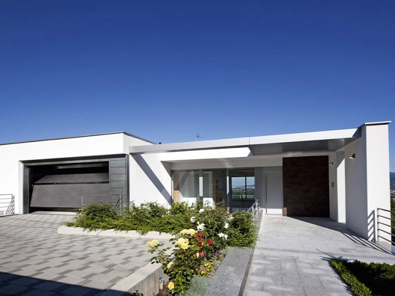 Porte de garage Silvelox pour la fermeture et la sécurisation des accès installée par un professionnel des Sécuristes de France