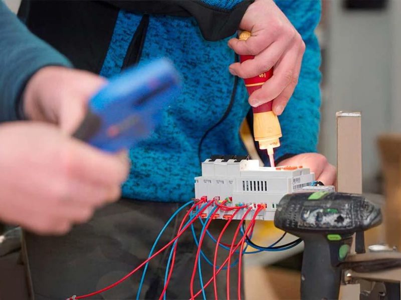 Installation électrique réalisée avec du matériel Yesss Électrique par un professionnel du réseau Sécuristes de France