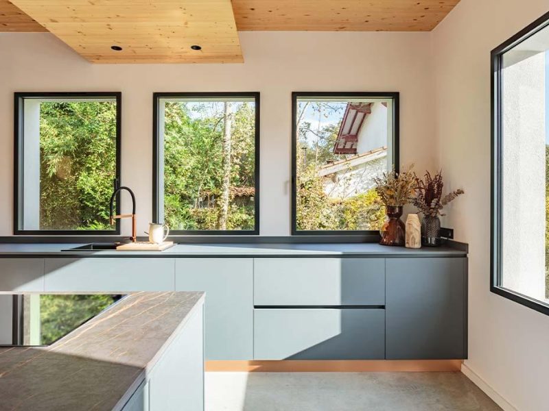 Fenêtre Sybaie aluminium pour la fermeture et la sécurisation des ouvertures installée par un professionnel des Sécuristes de France