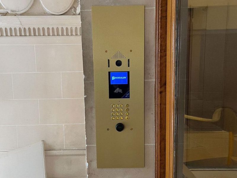 nterphone Noralsy pour le contrôle d’accès et la gestion des entrées installé par un professionnel des Sécuristes de France