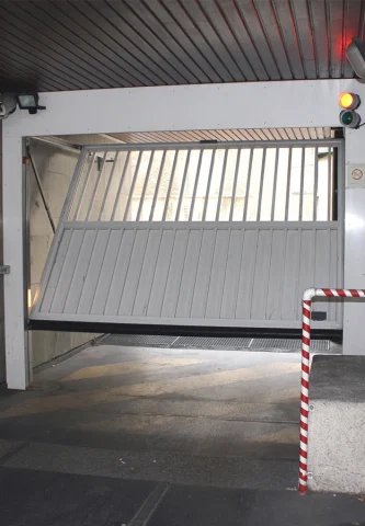 Détail porte de garage basculante